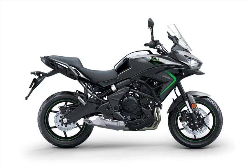 <div class='descrGalleryTitle'>Kawasaki Versys 650</div><div class='descrGalleryText'><p>Un nome ormai storico nato quasi vent’anni fa, sinonimo di <b>concretezza e affidabilità</b>. La <a href="https://www.dueruote.it/listino/kawasaki/versys-650/"><b>Kawasaki Versys 650</b></a>, sorella minore della 1000 e oggi della 1100, è la versione entry level della crossover di Akashi, mezzo magari non particolarmente conturbante né sexy, ma sicuramente razionale ed <b><a href="https://www.dueruote.it/prove/anteprime/2022/03/30/kawasaki-versys-650-la-prova-il-prezzo/">efficace per pressoché qualsiasi uso</a> </b>che della motocicletta si possa fare su strada asfaltata. Innanzi tutto, <b>costa il giusto: 8.190 euro</b> di listino per mettersi in garage un ultra collaudato pezzo di<b> impeccabile ingegneria giapponese. </b>Il motore è un bicilindrico parallelo da 649 cc con 67 cavalli, nulla da far da gridare al miracolo, ma sono cavalli sinceri, <b>pronti sotto quanto basta</b> per spingere moto e pilota fuori dalle curve con il giusto brio. Il resto della dotazione si è evoluto con il passare degli anni, sia come ciclistica che come elettronica e dotazione di bordo. Protettiva, parca, semplice nell'approggio, <b>la Versys è uno dei punti di riferimento </b>se vi interessa&nbsp;viaggiare in scioltezza con una moto affidabile e confortevole: davvero <b>una piccola grande tourer,</b> che vi porterà ovunque anche con passeggero e bagagli.</p>
</div>